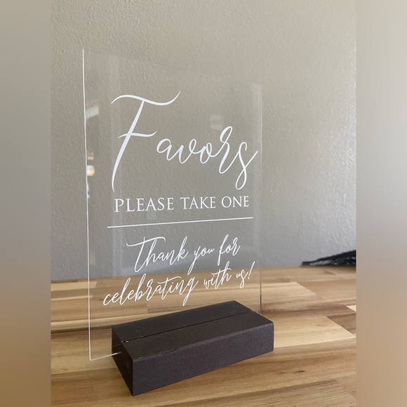 Wedding decoration signs, fans, favors, and guestbook - Picture 1 of 3